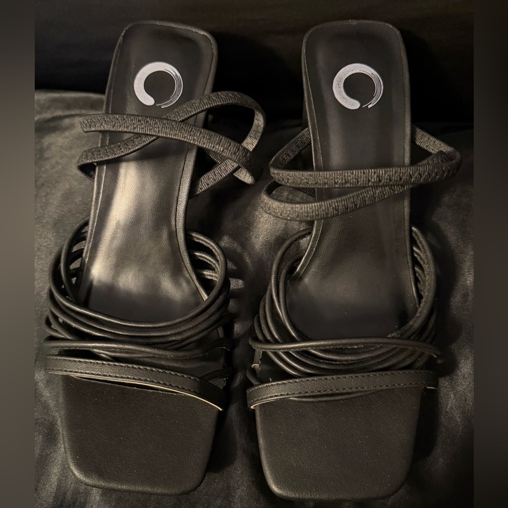 NWOT- Journee Women's Hera Sandals